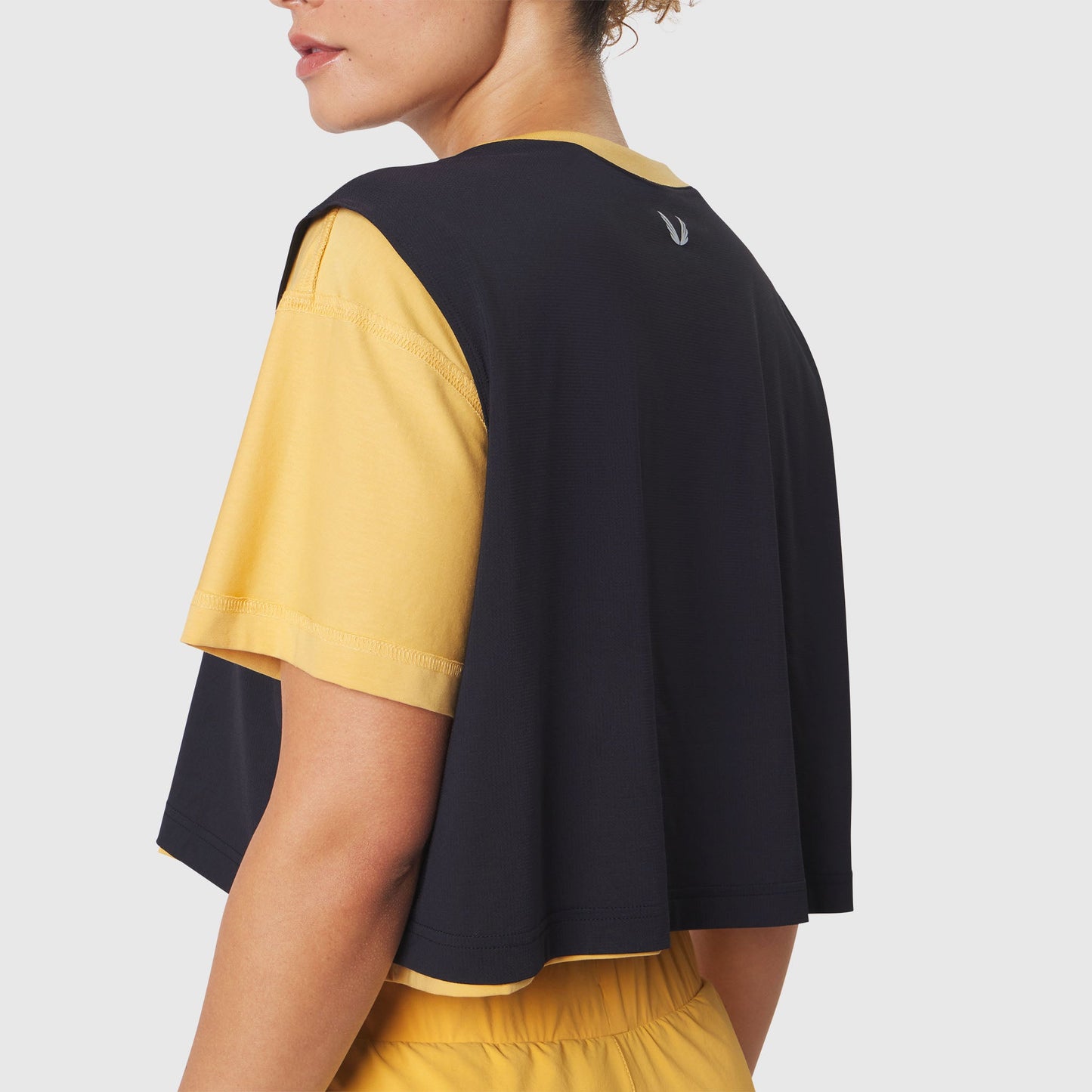 W082. SUPIMA® Ice-Skin™ Reversible Crop Tee Amber/Black | ASRV Online