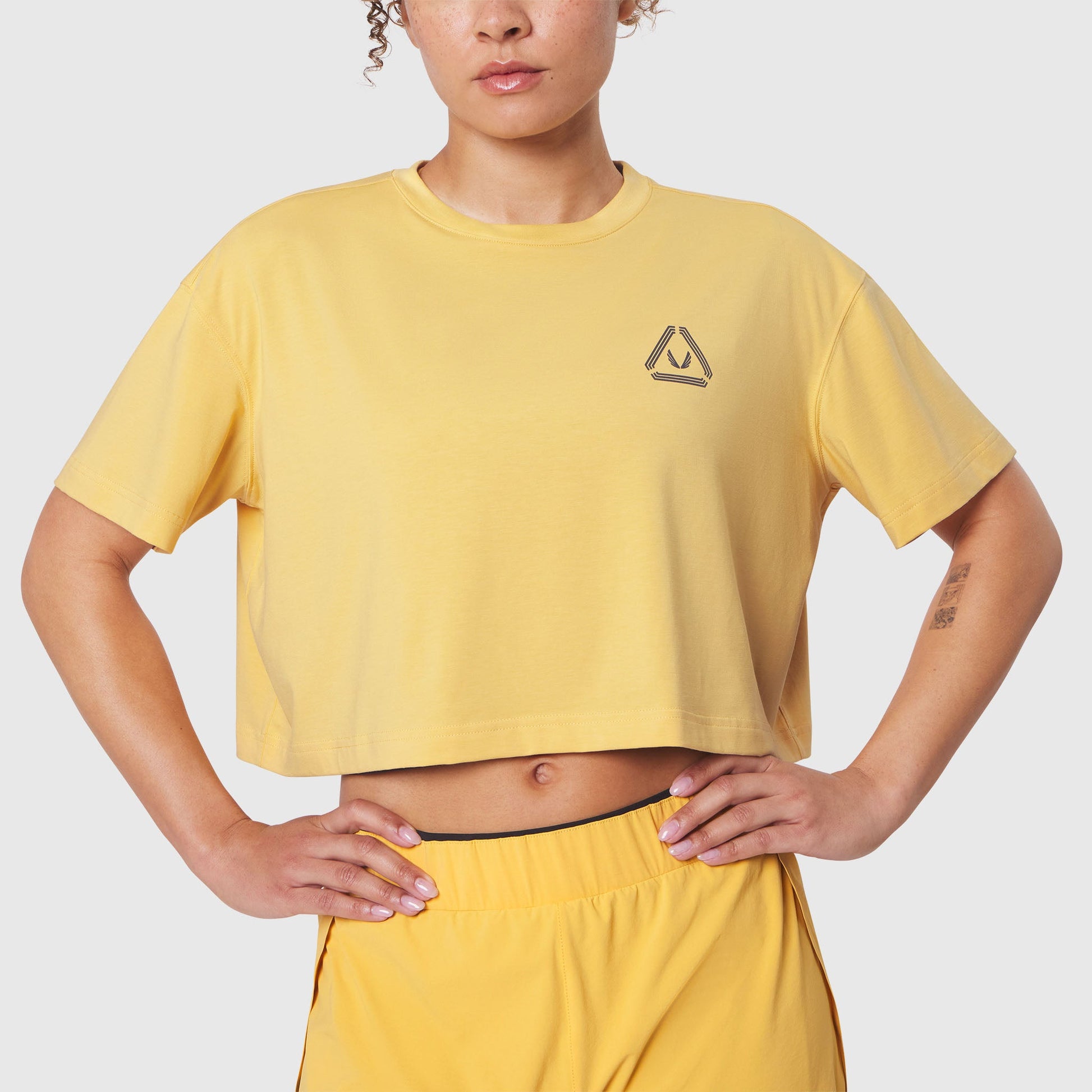 W082. SUPIMA® Ice-Skin™ Reversible Crop Tee Amber/Black | ASRV Online