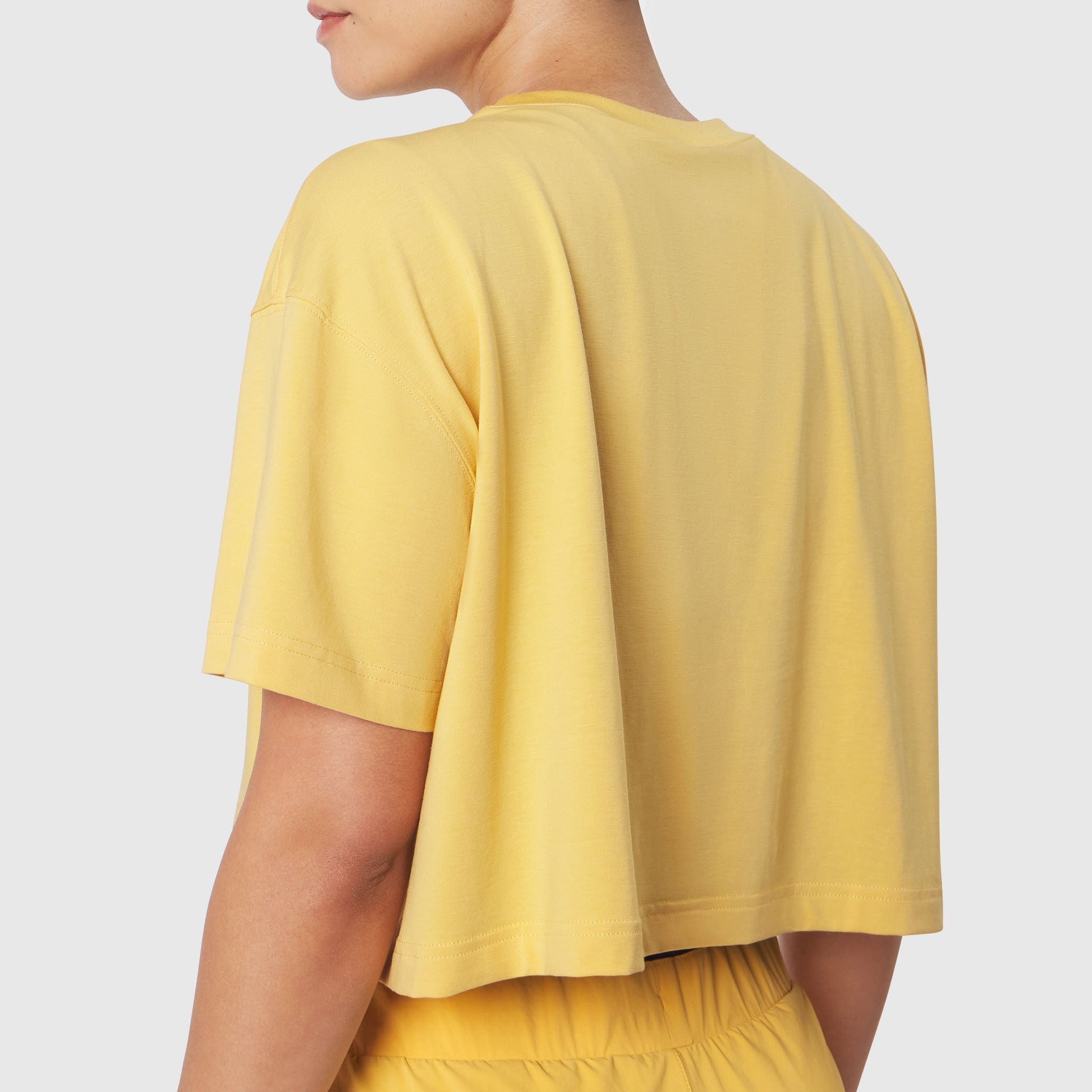 W082. SUPIMA® Ice-Skin™ Reversible Crop Tee Amber/Black | ASRV Online