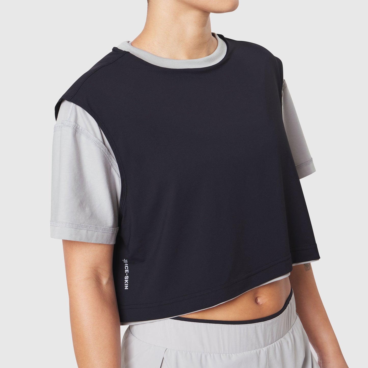 W082. SUPIMA® Ice-Skin™ Reversible Crop Tee Slate Grey/Black | ASRV US