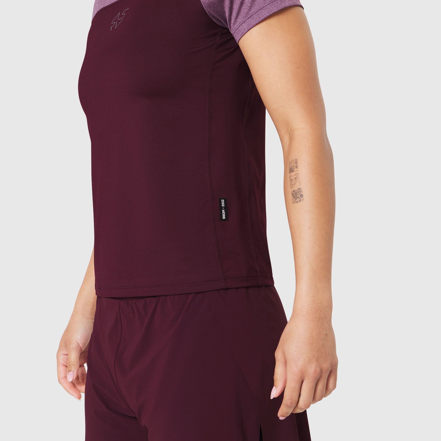 W086. AEROSILVER® UPF50+ Run Tee Merlot | ASRV Online