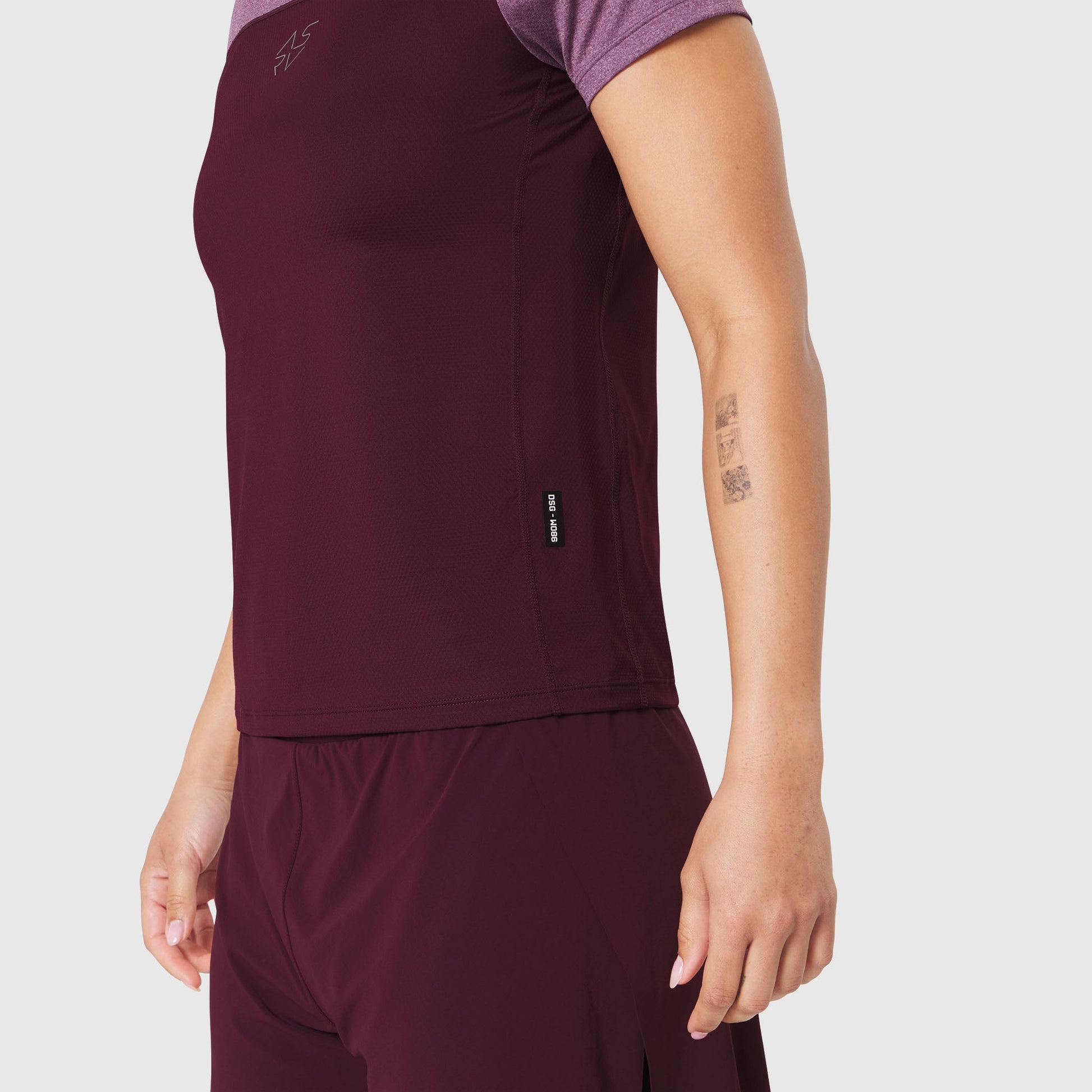 W086. AEROSILVER® UPF50+ Run Tee Merlot | ASRV Online