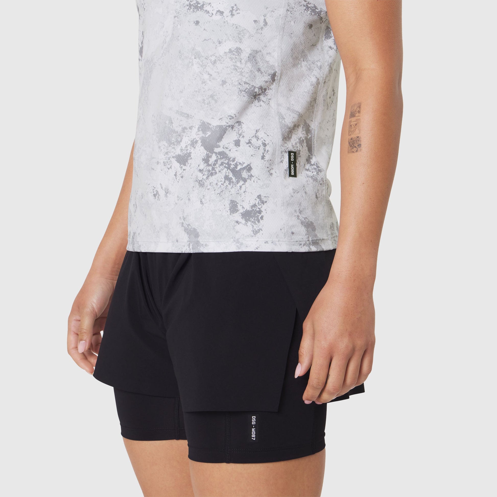 W086. AEROSILVER® UPF50+ Run Tee Sedona Snow Camo | ASRV near me