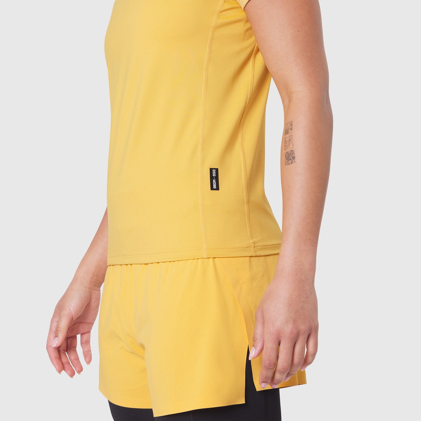 W086. AEROSILVER® UPF50+ Run Tee Amber | ASRV US