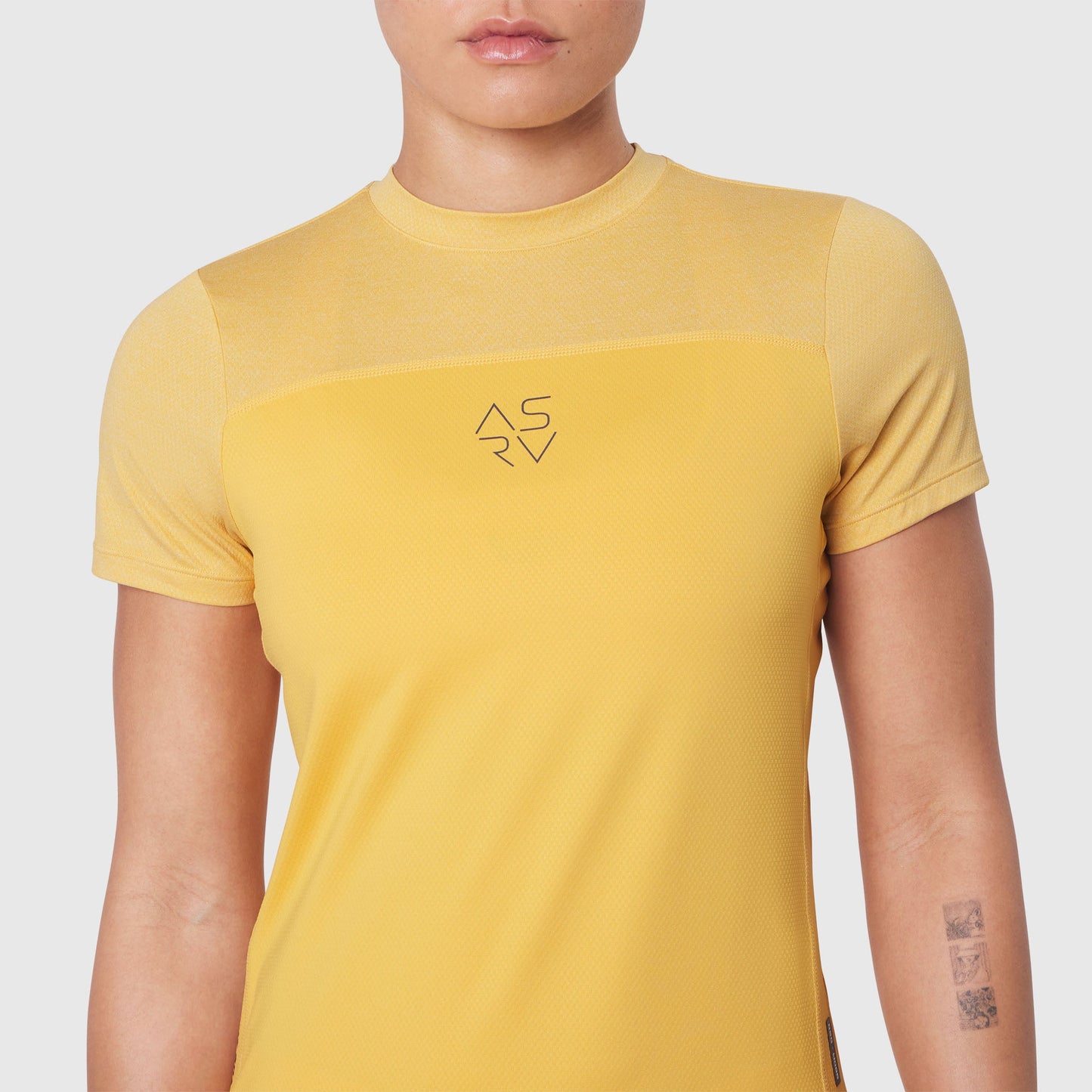 W086. AEROSILVER® UPF50+ Run Tee Amber | ASRV US