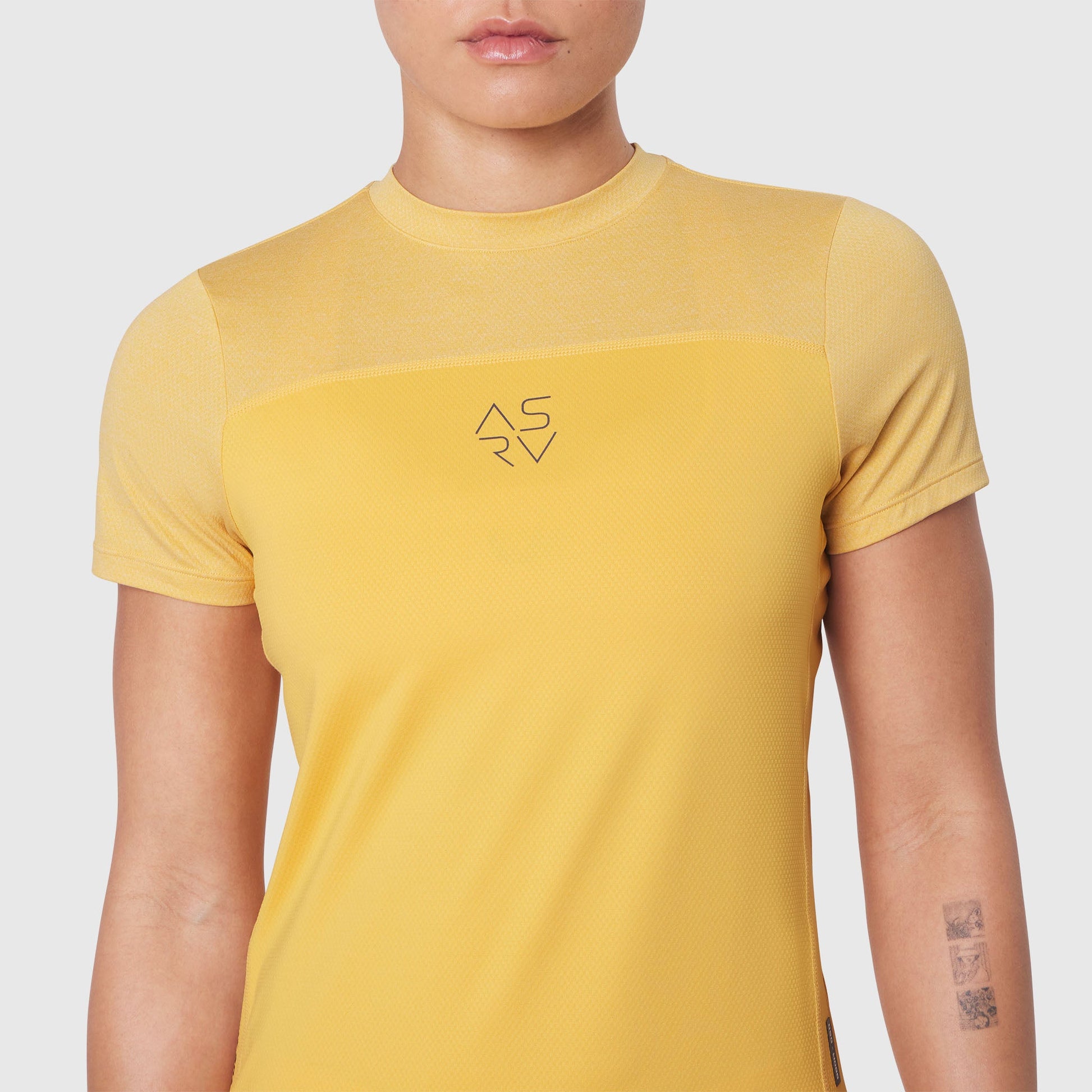 W086. AEROSILVER® UPF50+ Run Tee Amber | ASRV US