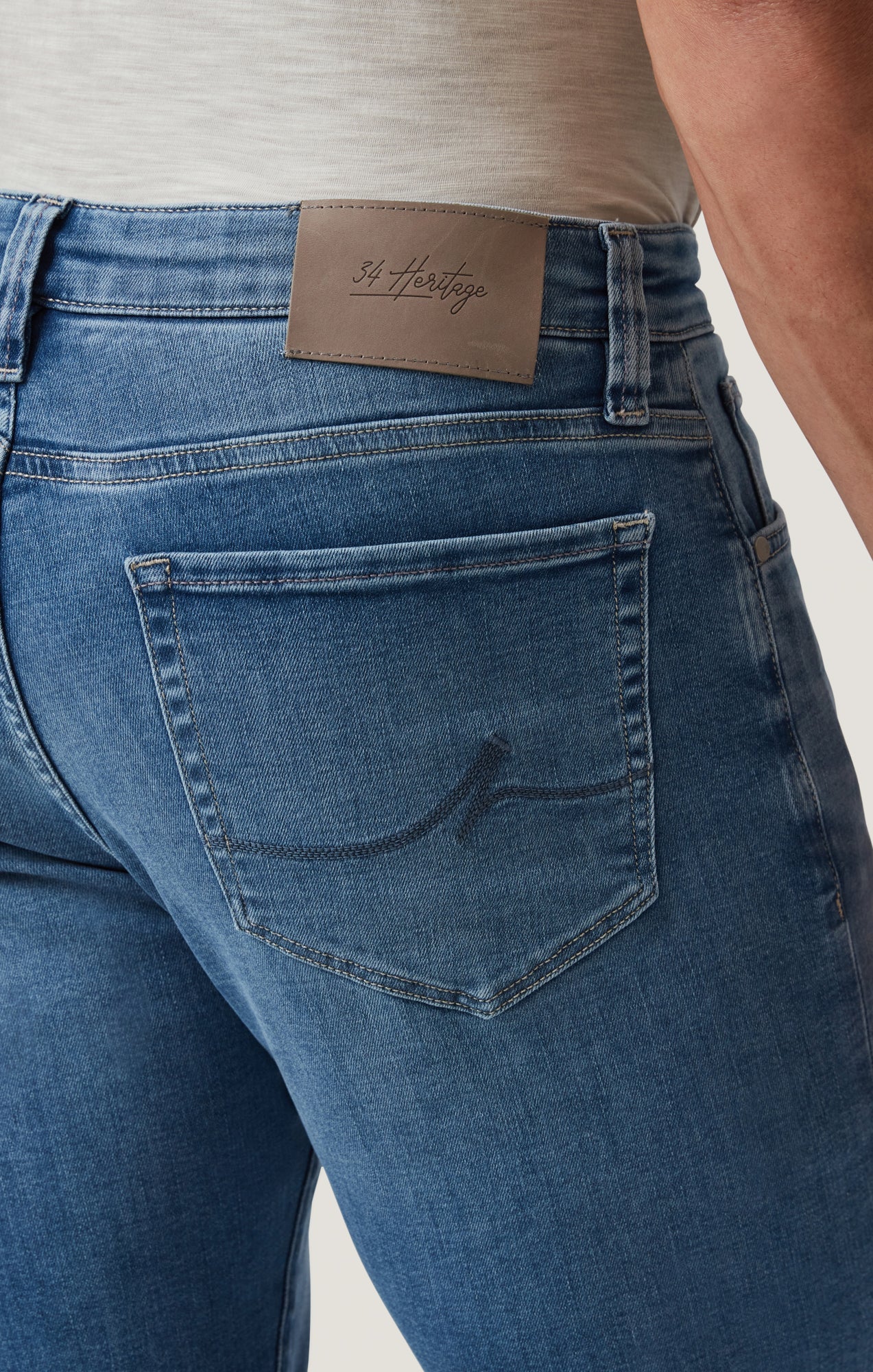 34 Heritage Courage Straight Leg Jeans in Mid Brushed Organic Ultra
