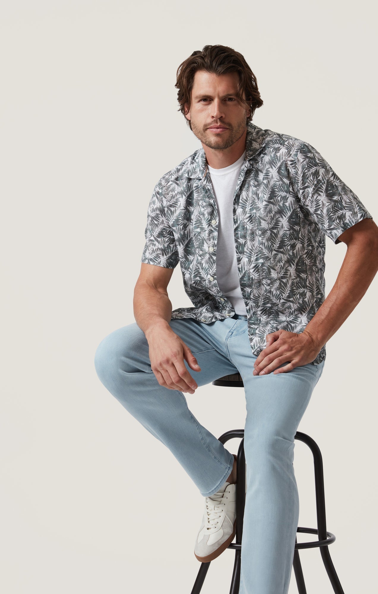 34 Heritage Courage Straight Leg Jeans in Ice Blue Urban